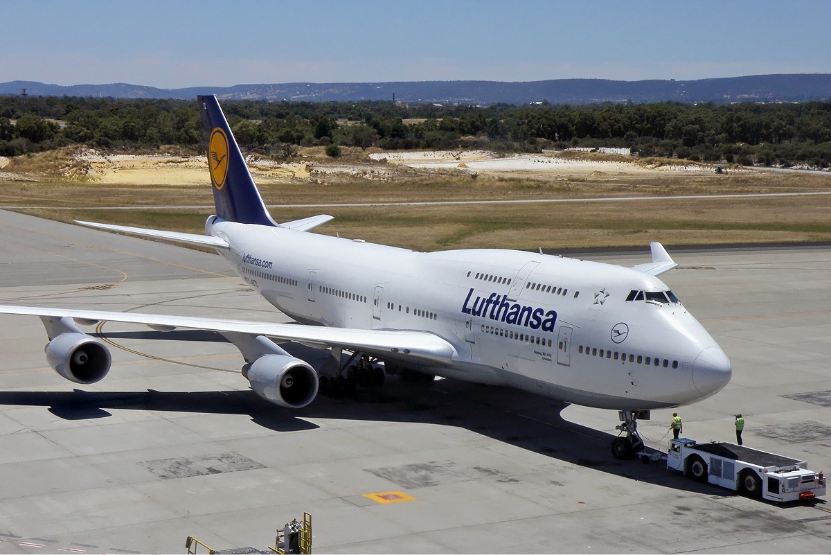 Lufthansa_Boeing_747-400_PER_Koch-1