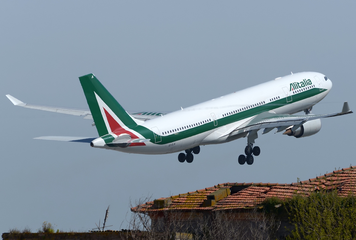 Airbus_A330-202,_Alitalia_JP7595262
