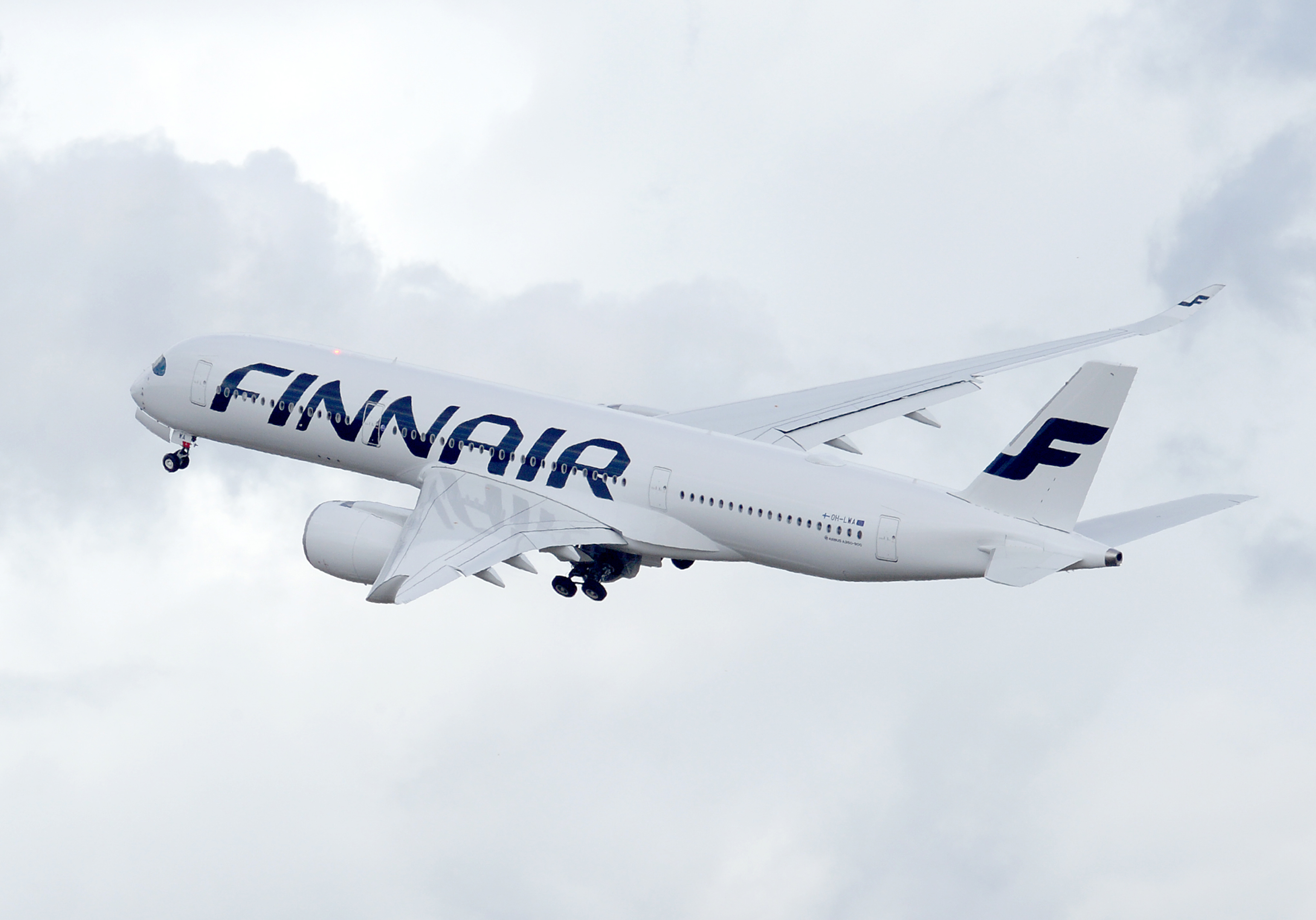 A350_XWB_first_delivery_to_Finnair_-_ferry_flight_take_off