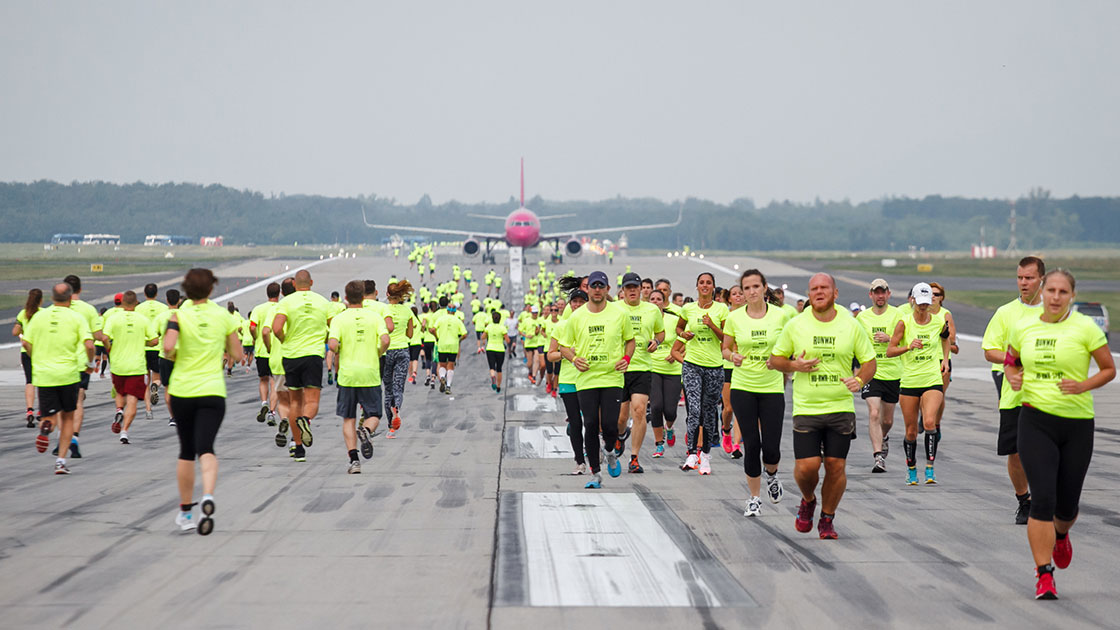 Foto van een Runway Run op de luchthaven van Boedapest.